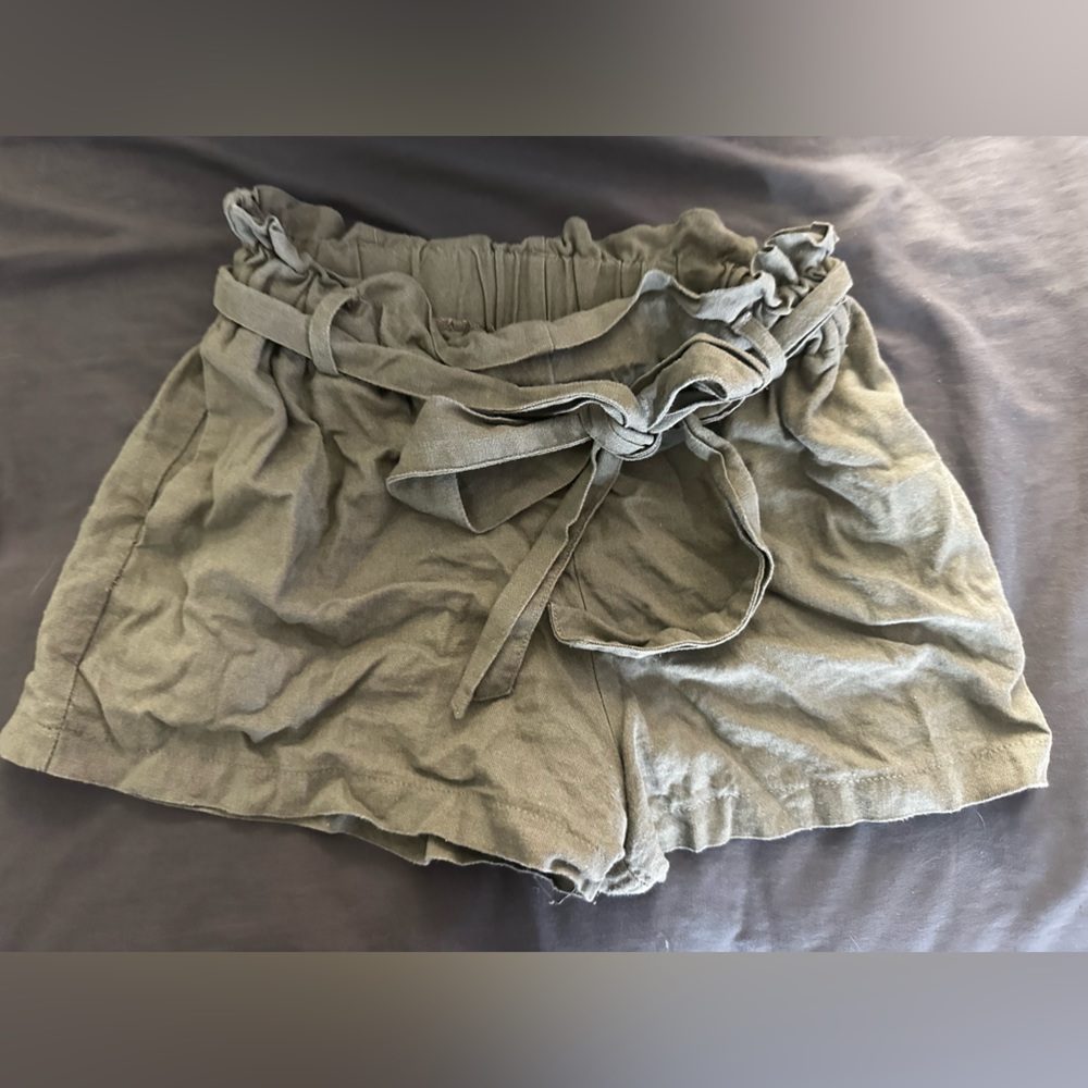 Green tie loose shorts